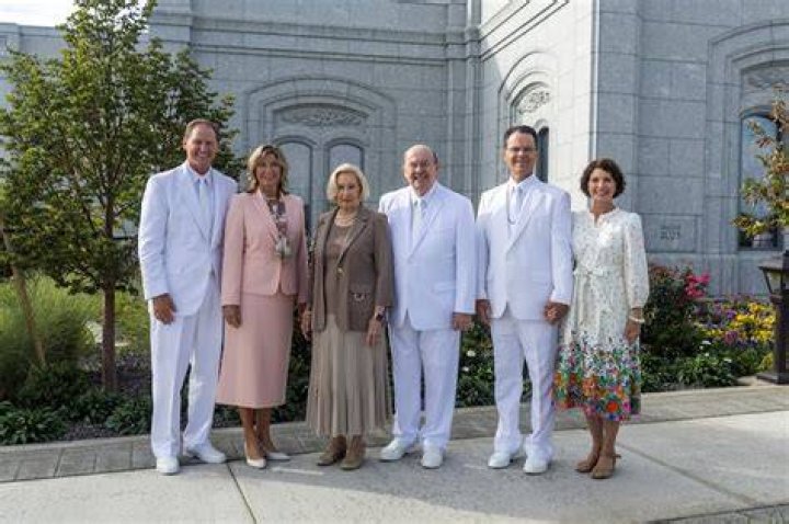From left, Elder Mark A. Bragg, General Authority Seventy and president of the Church&rsquo;s North America West Area, and his wife, Sister Yvonne Bragg; Elder Quentin L. Cook of the Quorum of the Twelve Apostles and his wife, Sister Mary Cook; and Elder Shayne M. Bowen, General Authority Seventy and assistant director of the Temple Department, and his wife, Sister Lynette Bowen, pose on the Moses Lake Washington Temple grounds in Moses Lake, Washington, Saturday, Sept. 16, 2023.